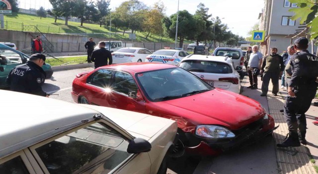 Direksiyon hakimiyetini kaybeden sürücü karşı şeride daldı: 2 yaralı