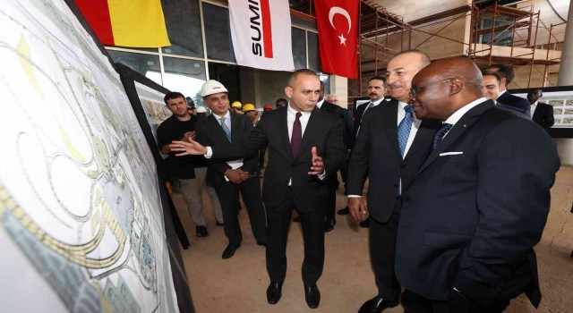 Dışişleri Bakanı Çavuşoğlu, Beninde Türk şirketinin inşa ettiği otelin şantiyesini ziyaret etti