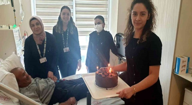 Diyaliz hastasına hemşirelerden doğum günü sürprizi