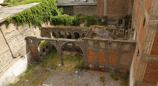 Diyarbakırda 150 yıllık metruk konağa kadın eli değdi
