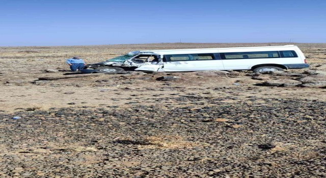 Diyarbakırda minibüs yol kenarına yuvarlandı: 2 yaralı