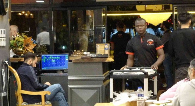 Diyarbakırda paça servisi Burkina Fasolu ‘Bünyaminin elinden
