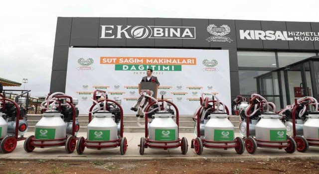 Diyarbakırda yılda 800 bin ton süt elde eden üreticiye süt sağım makinesi dağıtıldı
