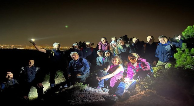 Doğa tutkunları Kocakır Terapi Ormanında gece yürüyüşü yaptı