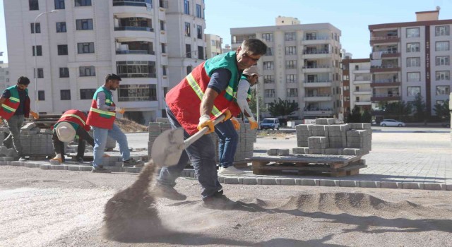Doğukentte yeni yollar kilitli parkeyle döşeniyor