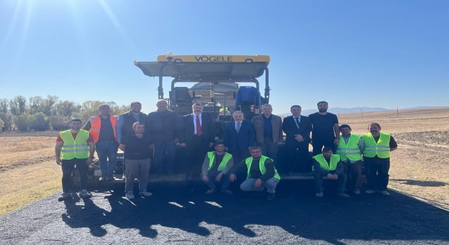 Dombay Ovasında asfalt serim çalışmaları devam ediyor