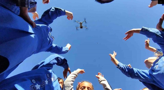 Dron ile ilk tanışan öğrencilerin mutluluğu