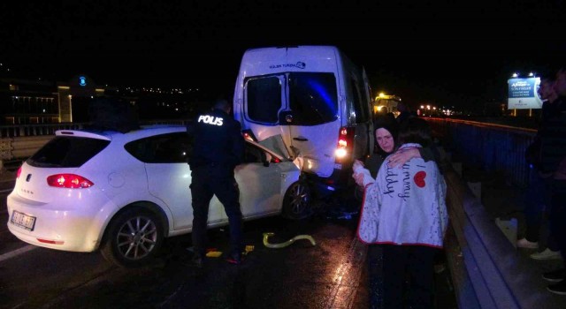 Düğün dönüşü yol ayrımını kaçırıp geri gelen minibüse otomobil çarptı: 2si çocuk 6 yaralı