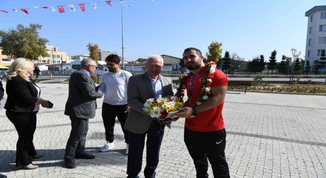 Dünya 3.sü milli güreşçi Feyzullah Aktürk davul-zurna ile karşılandı