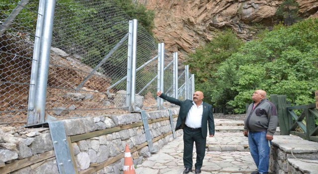Dünyaca ünlü Altınbeşik Mağarası yürüyüş yoluna çelik bariyerli koruma