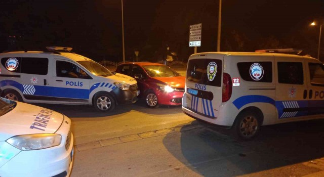 Dur ihtarına uymadı, polis aracına çarparak durabildi