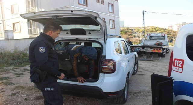 ‘Dur ihtarına uymayan araçtan kaçak göçmenler çıktı