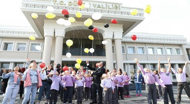 Düzcede kız çocukları rengarenk balonlarını gökyüzüne bıraktı