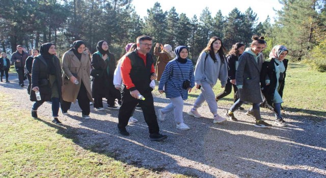 Düzcede sonbaharın tadını ormanda yürüyerek çıkarttılar