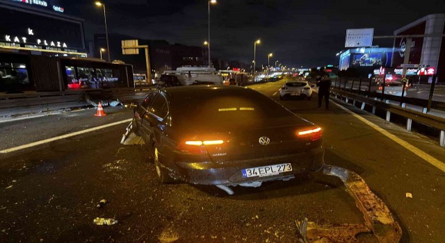 E-5te iki araca çarparak kaza yapan otomobilin motoru yolun ortasına düştü