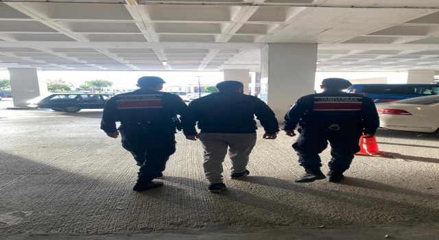 Edirnede JASAT 15 yıl kesinleşmiş hapis cezasıyla aranan şahsı yakaladı