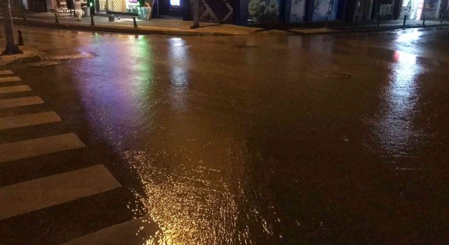 Edirnede su borusu patladı, asfaltta metrelerce göçük oluştu