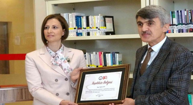 Eğitimci Neziha Çelik, DPÜ Şehit Astsubay Ömer Halisdemir Kütüphanesine kitap bağışında bulundu