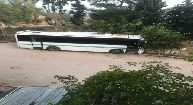 El freni çekilmeyen toplu taşıma aracı mezarlığa girdi