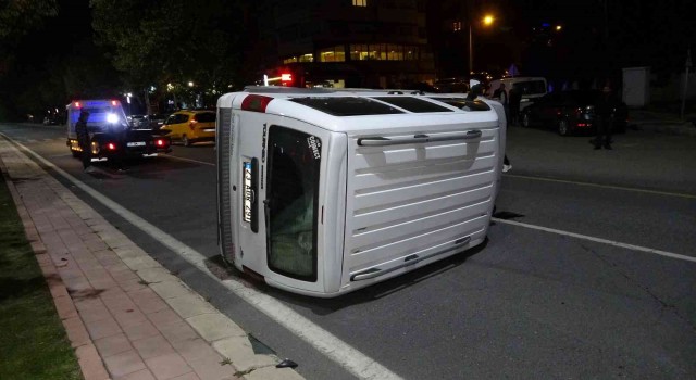 Elazığda hafif ticari araç yan yattı: 1 yaralı