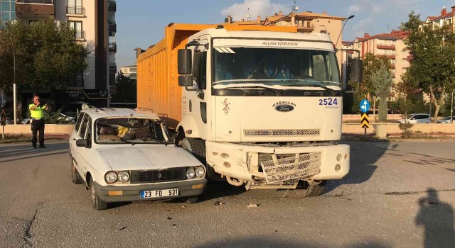Elazığda trafik kazası: 2 yaralı