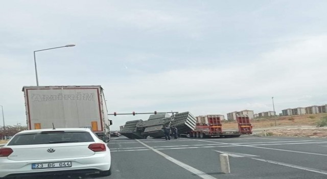 Elazığda trafo yüklü tır yan yattı