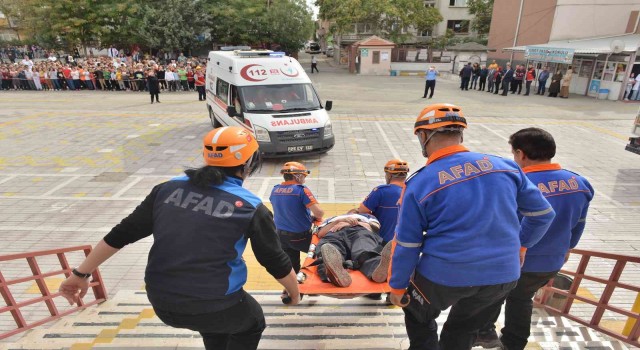Elazığda yapılan deprem tatbikatı gerçeği aratmadı, öğrenciler meraklı gözlerle izledi