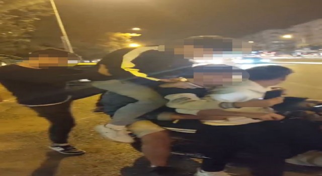 Elektrikli bisiklete 6 kişi binip yola çıkmaya çalıştılar, hareketleriyle pes dedirttiler