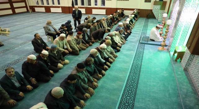 Emekli din görevlileri sabah namazında bir araya geldi