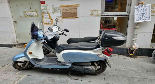 Eminönünde çözülemeyen motosiklet sorunu esnafı canından bezdirdi