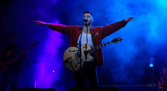 Emir Can İğrek Kocaeliyi salladı, hayranları çatı ve köprülere çıktı