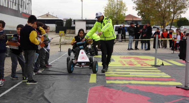 Emniyet Genel Müdürlüğünün ‘Mobil Trafik Eğitim Tırı Yüksekovada