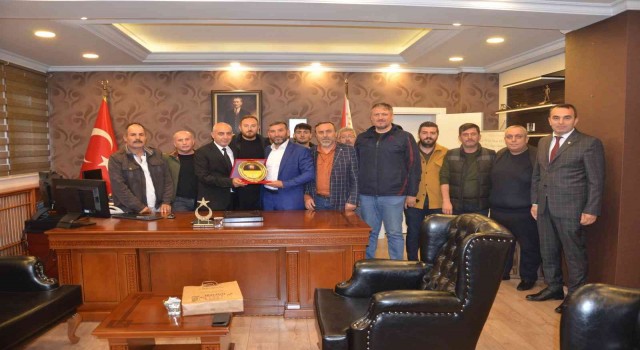 Emniyet Müdürüne teşekkür plaketi