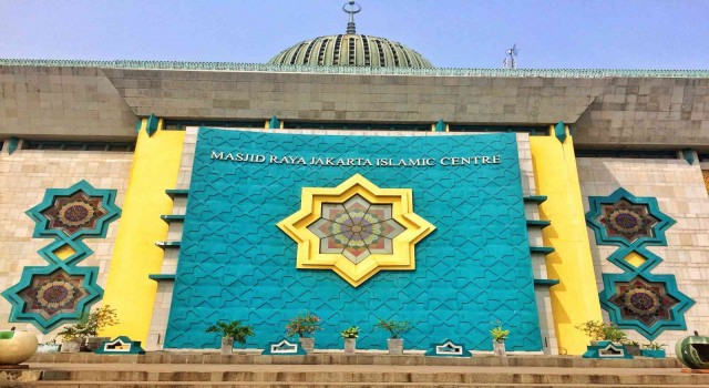 Endonezyada cami kubbesi önce yandı sonra çöktü