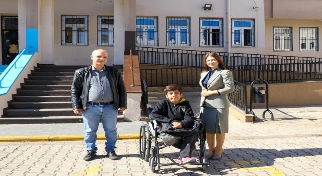 Engelli öğrenci öğretmeninden tekerlekli sandalye talep etti, belediye başkanı yerine getirdi