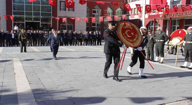 Ercişte çelenk sunma töreni