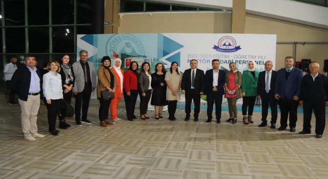 ERÜ Rektörü Altun, İdari Personel ile Bir Araya Geldi