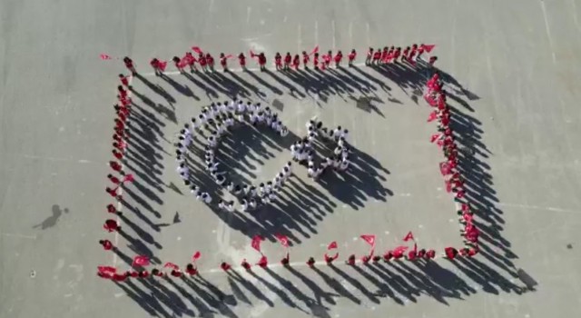 Erzincanda öğrenciler Cumhuriyet Bayramına özel koreografi oluşturdu