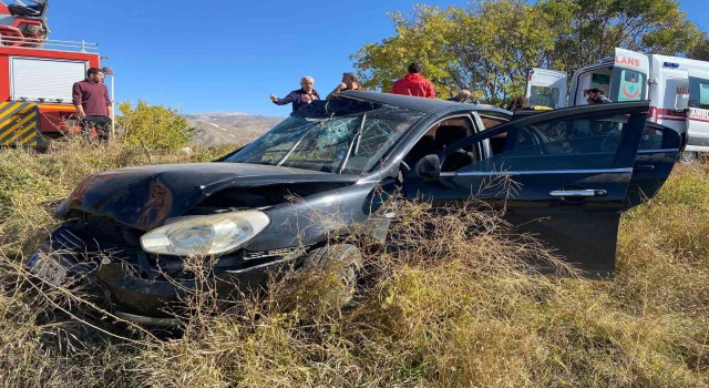 Erzincanda otomobil şarampole uçtu: 2 yaralı