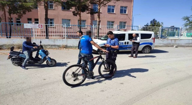 Erzincanda polis ekipleri tarafından okul çevrelerinde denetimler sürüyor