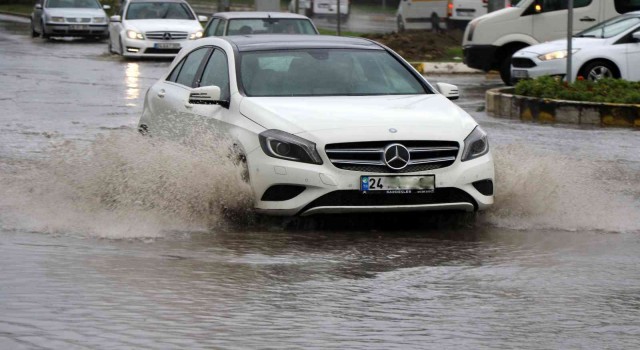Erzincanda sağanak yağış caddeleri suyla doldurdu