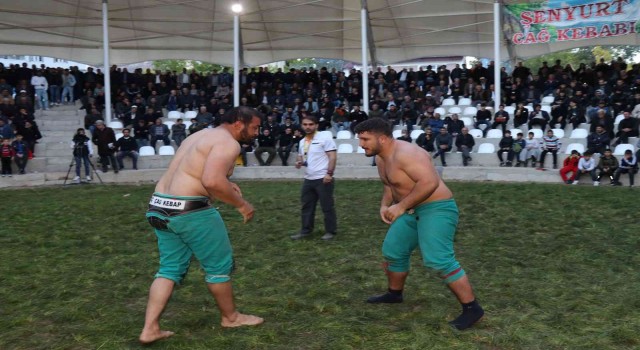 Erzurumda ‘Uzundere Karakucak Güreşleri nefes kesti