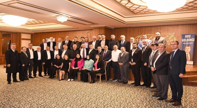 Esenyurt Belediye Başkanı Kemal Deniz Bozkurt, muhtarlarla bir araya geldi
