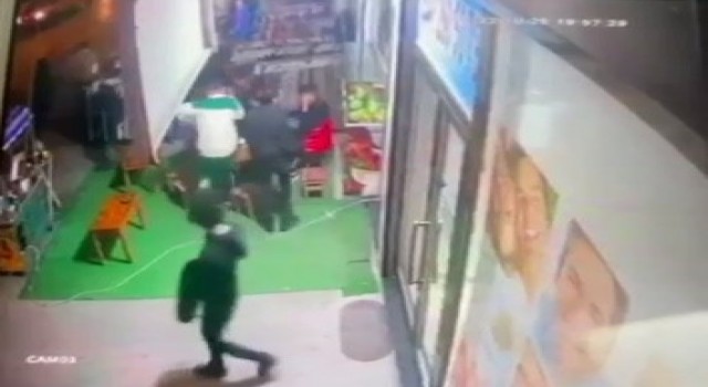 Esenyurtta iş yeri önünde silahlı saldırı anı kamerada