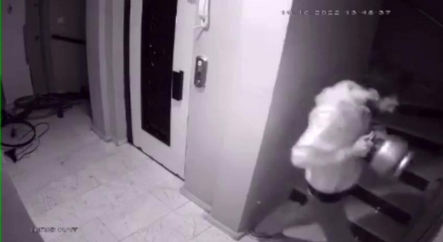Esenyurtta madde bağımlısı şahıs, komşusunun kapısını piknik tüpüyle kırdı