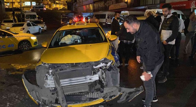 Esenyurtta ticari taksiyle otomobil kafa kafaya çarpıştı: 2 yaralı