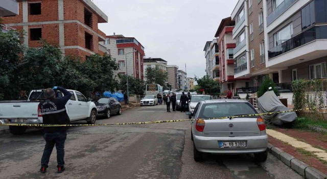 Eşiyle boşanma davası devam eden şahıs sokakta kendini vurdu