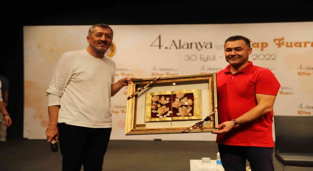 Eski Milli Eğitim Bakanı Ziya Selçuk, her yaştan okurla buluştu