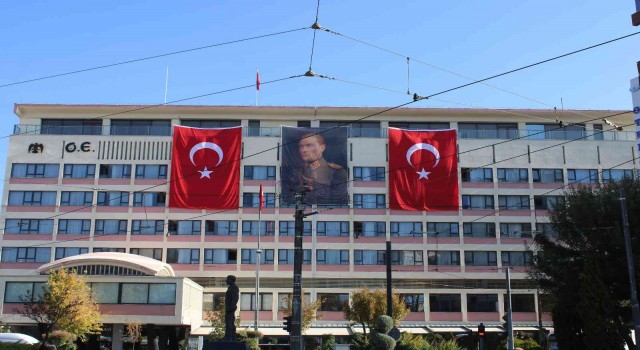 Eskişehir sokakları Türk bayrakları ve flamalarıyla Cumhuriyet Bayramını kutlamaya başladı