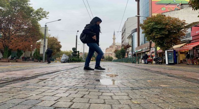 Eskişehirliler güne yağmurla uyandı